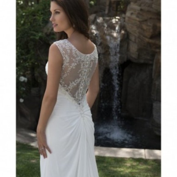 Sample Plunging Wedding Dress, Ivory Sz 4, Reg $2499, Sexy Fit & Flare & Light - Picture 3 of 4